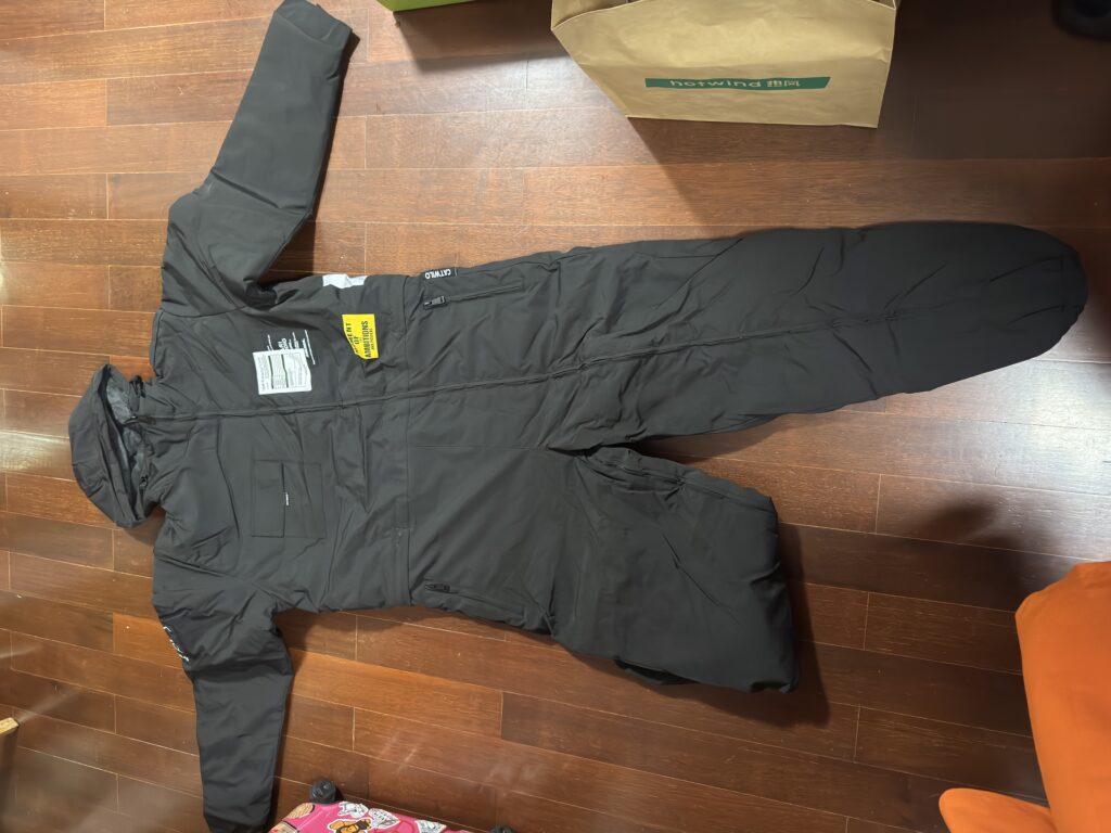 老婆说我上下班不开车开小电驴担心我冷,送我一件衣服,没想真是上下班穿的。。。